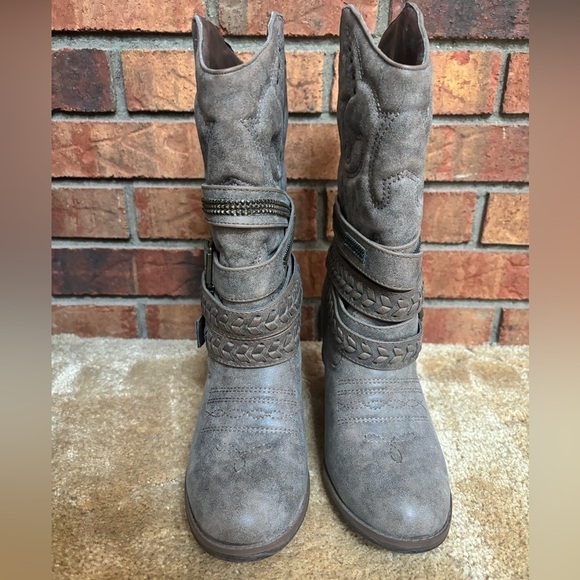 🖤MIA STRAPPY BUCKLE STUDDED GRAY FAUX LEATHER HEELED CALF HIGH BOOTS SIZE 8🖤 - Picture 11 of 12